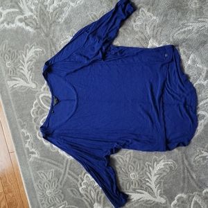 Guess shirt with cut-out shoulders